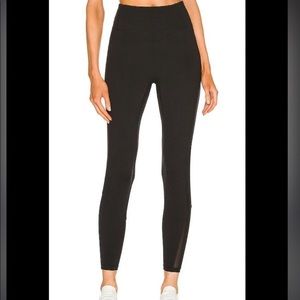 Medium - Le Ore Andria Legging in Black - mesh bottom back - like new!